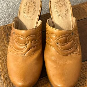 Clarks Women's Saddle Brown Tan Leather Mules or Clogs 8.5M 72272 GUC 3” Heel